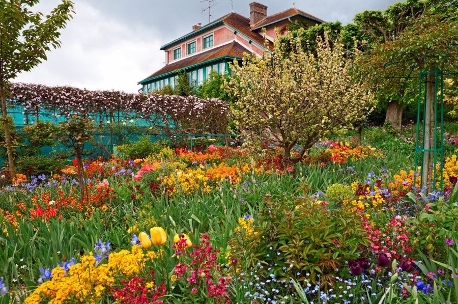 From Paris: Giverny and Versailles Palace Guided Day Trip - Coach Comfort and Day Logistics: How to Avoid the Usual Day-Trip Headaches