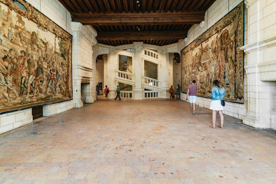 From Paris: Loire Valley Castles Day Trip With Wine Tasting - Chenonceau: The Ladies’ Castle and Its River-Spanning Hall