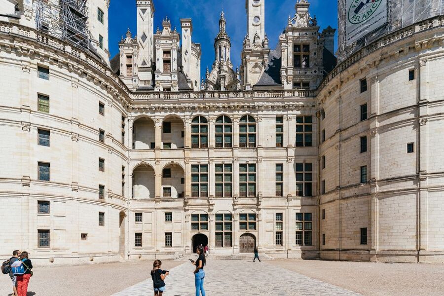 From Paris: Loire Valley Castles Day Trip With Wine Tasting - What the Guides Are Really Doing (And Why You’ll Feel It)