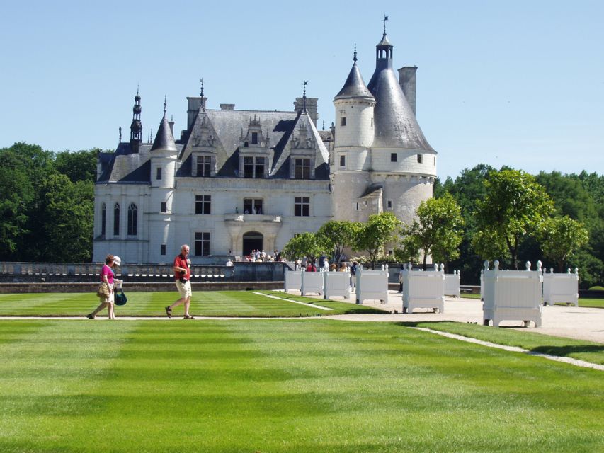 From Paris: Loire Valley Castles Full-Day Tour with Lunch - Chateau Amboise: A Royal Residence That Explains the Renaissance