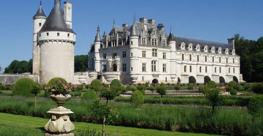 From Paris: Loire Valley Castles Full-Day Tour with Lunch - From Paris Meet-Up to the Deluxe Minibus Ride
