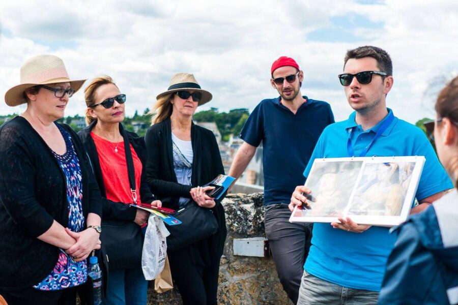 From Paris: Small-Group Loire Valley Castles Full-Day Tour - Château de Chenonceau: the river arches and the women behind the walls