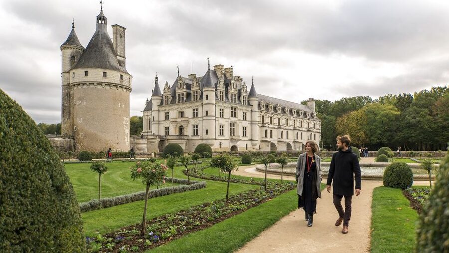 From Paris: Small-Group Tour of Loire Castles - Chenonceau, the Château of the Six Women, and Its River Setting
