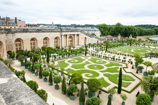 From Paris: Versailles Bike Tour w/ Palace, Gardens, & Picnic - From Paris to Versailles: RER train, then bikes right away