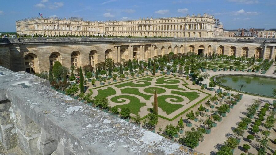 From Paris: Versailles Palace and Gardens Guided Experience - Handling crowds and bad weather like a pro