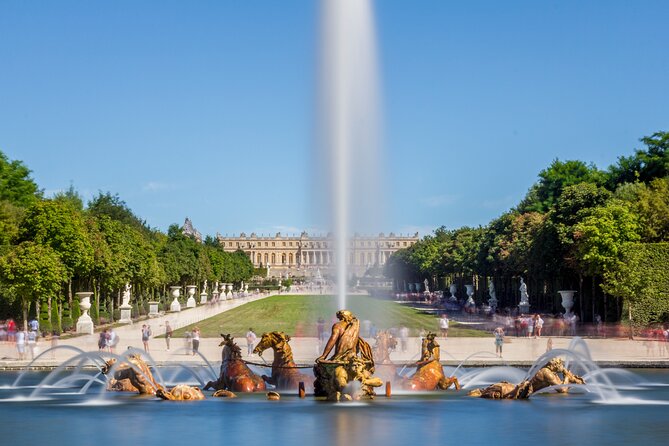 From Paris: Versailles Palace Live Tour with Gardens Access - Crowds, heat, and how to stay sane inside the palace