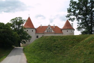 From Riga: Trip to Hill of Crosses, Rundale Palace & Bauska - Meeting point in Rātslaukums and getting comfortable fast