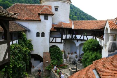 From Sibiu: Day Tour to Brasov and Dracula's Castle - Brașov Old Town: Towers, Strada Sforii, and the Black Church