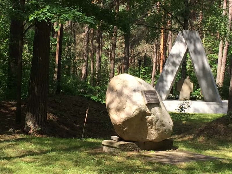 From Vilnius: Trakai Castle and Paneriai Memorial Tour - Paneriai Memorial Park: Where the Woods Become a History Lesson