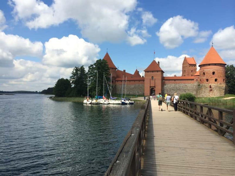 From Vilnius: Trakai Castle and Paneriai Memorial Tour - The Guides and Group Size: Why Your Day Depends on Storytelling
