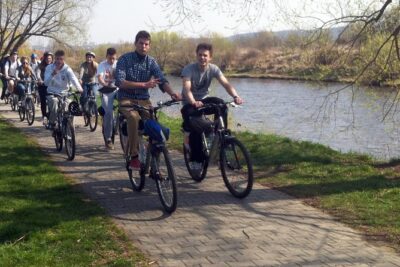 Full-Day Countryside Bike Tour to Karlstejn Castle (small group) - Rolling out along the Berounka River: Cernosice to Dobřichovice