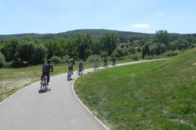 Full-Day Countryside Bike Tour to Karlstejn Castle (small group) - The return train to Prague: why it makes the day smarter