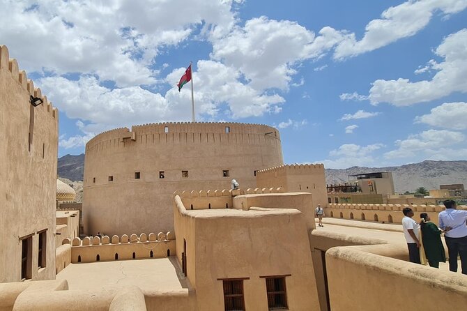 Full-Day Nizwa Fort, Bahla Fort and Jabreen Castle Private Tour - Nizwa Fort: The 17th-Century Round Tower and Big Defensive Thinking