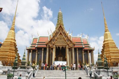 Grand Palace Glory and Emerald Buddha : Half-Day Tour in Bangkok - Entering the Grand Palace: What You Should Notice Beyond the Walls
