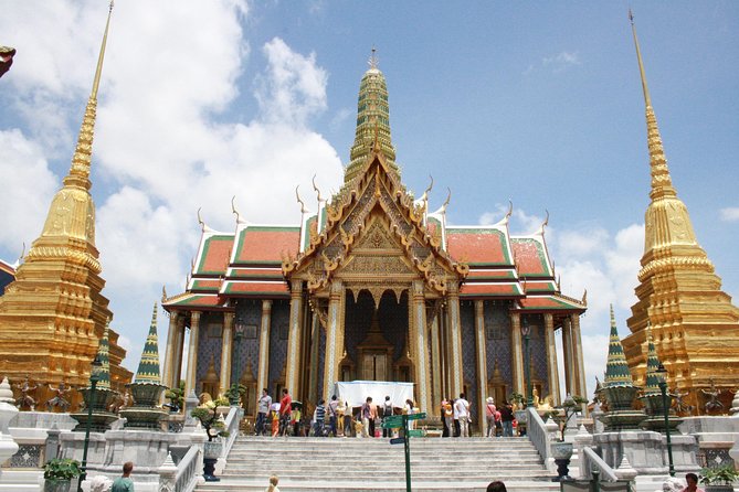 Grand Palace Glory and Emerald Buddha : Half-Day Tour in Bangkok - Entering the Grand Palace: What You Should Notice Beyond the Walls