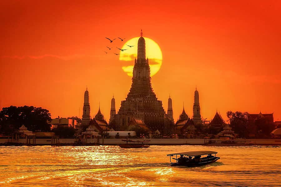 Grand Palace, Wat Pho, and Wat Arun: Guided Tour in Spanish - Meeting point at Bangkok City Pillar Shrine: how the day starts