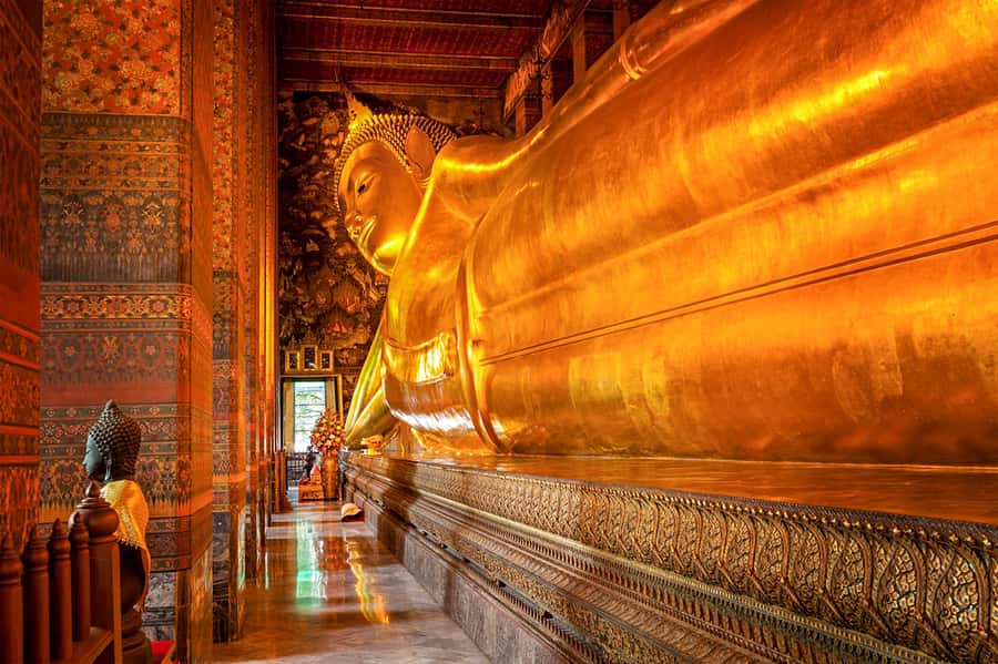 Grand Palace, Wat Pho, and Wat Arun: Guided Tour in Spanish - The boat crossing and city views before Wat Arun