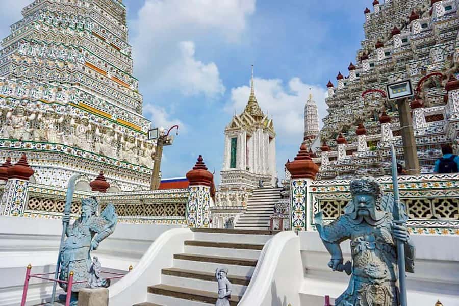 Grand Palace, Wat Pho, and Wat Arun: Guided Tour in Spanish - Wat Arun, the Temple of Dawn: porcelain tiles and a pagoda climb