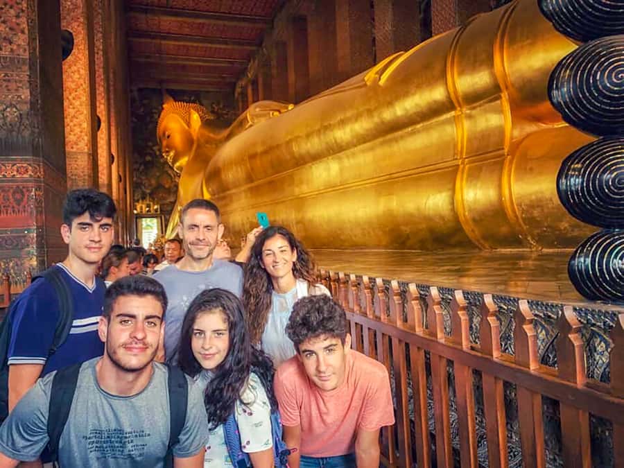 Grand Palace, Wat Pho, and Wat Arun: Guided Tour in Spanish - Wat Pho and the Reclining Buddha: old, huge, and worth the early start
