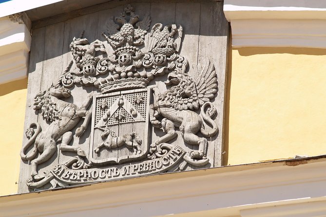 Group Day trip to Rundale Palace, Hill of Crosses & Bauska Castle - Guides make the difference: how the storytelling lands