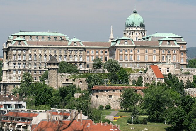 Guided Tour in Budapest Castle District - Getting your bearings at Szentháromság tér