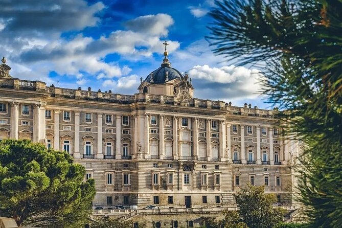 Guided tour to the Royal Palace of Madrid - Guides: Ruben, Reuben, Davis, and Federico/Frederico Make the Difference