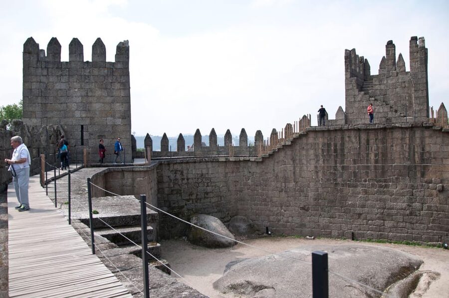 Guimarães: Castle of Guimarães Entry Ticket - From the main entrance to the keep: get your bearings fast