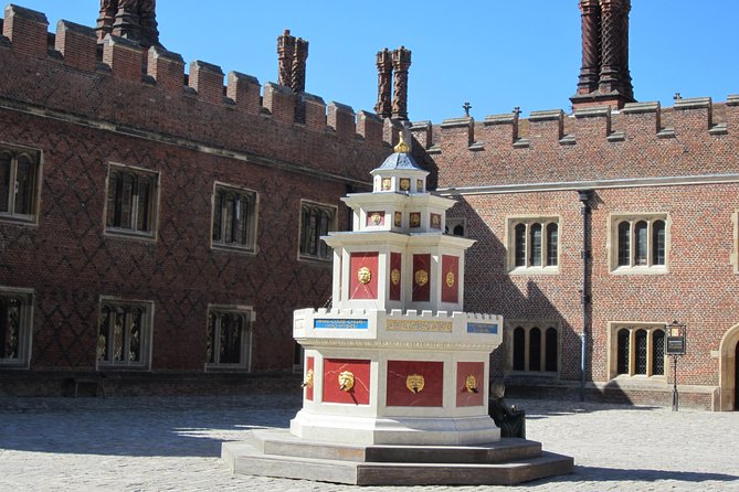 Hampton Court Palace 3hr tour: Henry VIII's & William III's intriguing Palaces - Gardens, maze, and Thames-side walking: the part that turns the day into a stroll