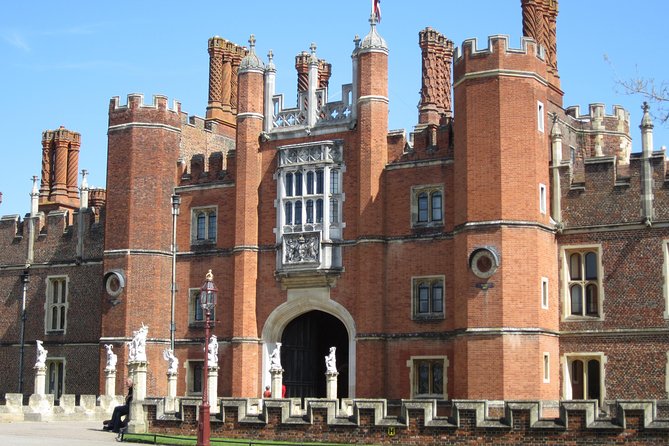 Hampton Court Palace 3hr tour: Henry VIII's & William III's intriguing Palaces - Henry VIII’s palace: Great Hall, kitchens, and the Haunted Gallery