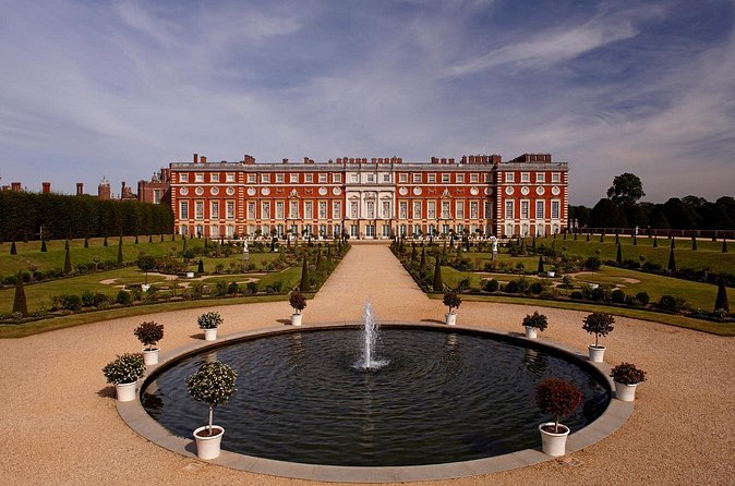 Hampton Court Palace Entrance Ticket - Costumed guide talks: how to get the most story per minute