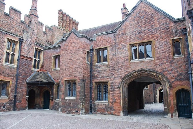Hampton Court Palace Private Tour - Secrets of Henry VIII - Gardens plus palace rooms: why the tour uses both