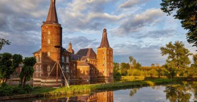 Hoensbroek: Entry Ticket to Hoensbroek Castle - The dungeon experience: slow lights and a locking door