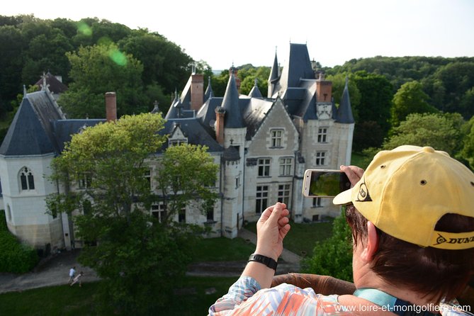 Hot Air Balloon Flight over the castle of Chenonceau / France - Flying Over Chateau de Chenonceau: How the Castle Moment Works