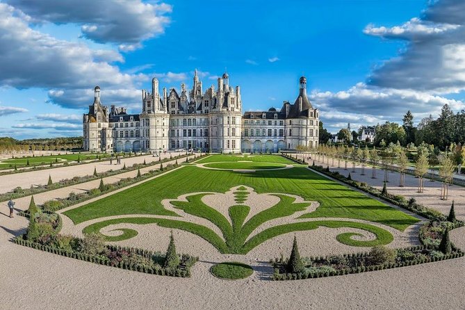 Incredible Loire castles tour with lunch and a vineyard visit - The calm, early-morning structure you’ll feel from Paris
