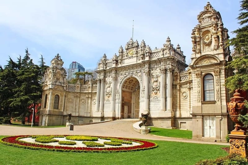 Istanbul: Dolmabahce Palace Guided Tour - Ceremonial Hall and the crystal chandeliers: yes, it’s stunning