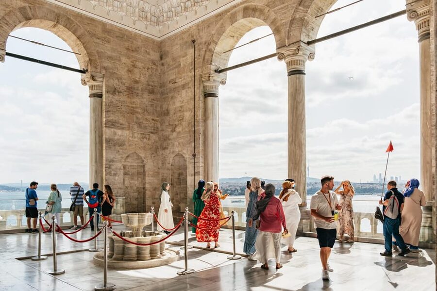 Istanbul: Topkapi Palace and Harem Guided Tour with Ticket - Meet at Ersoy Büfe and get your bearings fast