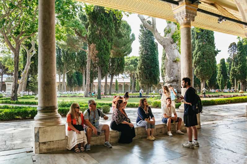 Istanbul: Topkapi Palace and Harem Guided Tour with Ticket - Entering Topkapi Palace: highlights in a 2-hour guided sprint