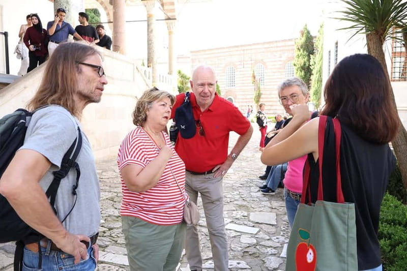 Istanbul: Topkapi Palace and Harem Museum Tour with Ticket - Meeting at Sultan III. Ahmed Çeşmesi and easing into Sultanahmet