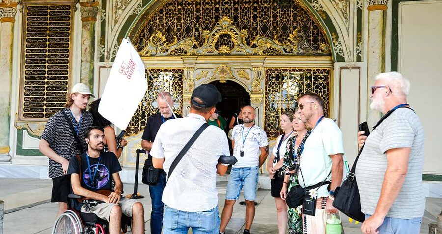 Istanbul: Topkapi Palace & Harem Express Highlight Tour - Meeting at Dsign Café by the Hippodrome and starting smoothly