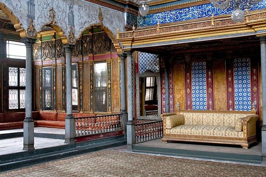 Istanbul: Topkapi Palace & Harem Express Highlight Tour - Imperial Harem time: 400+ rooms, Iznik tiles, and stained-glass drama