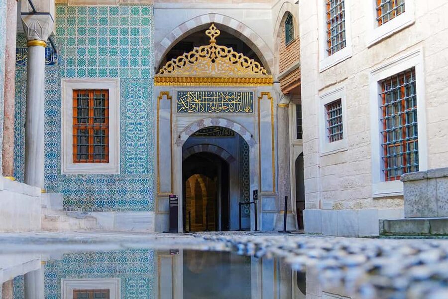 Istanbul: Topkapi Palace & Harem Museum Ticket & Audio Guide - Inside Topkapi Palace: courts, tiles, and the views people remember