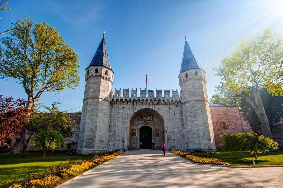 Istanbul: Topkapi Palace Skip-the-Line Ticket & Guided Tour - Meeting Point at the Fountain of Sultan Ahmed III: The Exact Spot Matters