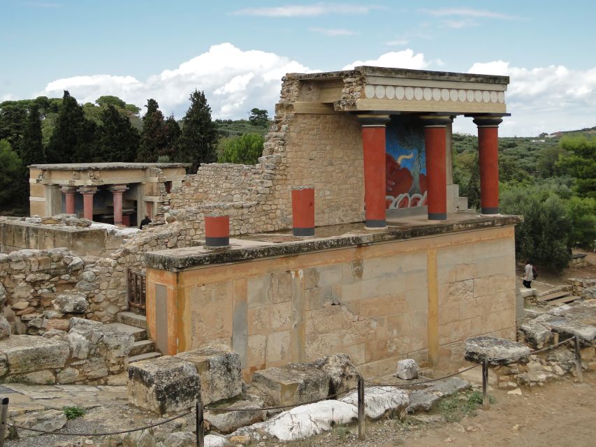 Knossos Palace guided tour - Heraklion City tour + market - Venetian Harbor and Fortress of Koules: the postcard moment in real life