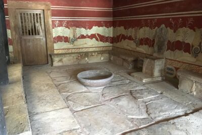 Knossos Palace Guided Walking Tour - Meeting point at WeGuide.gr: how to start smoothly