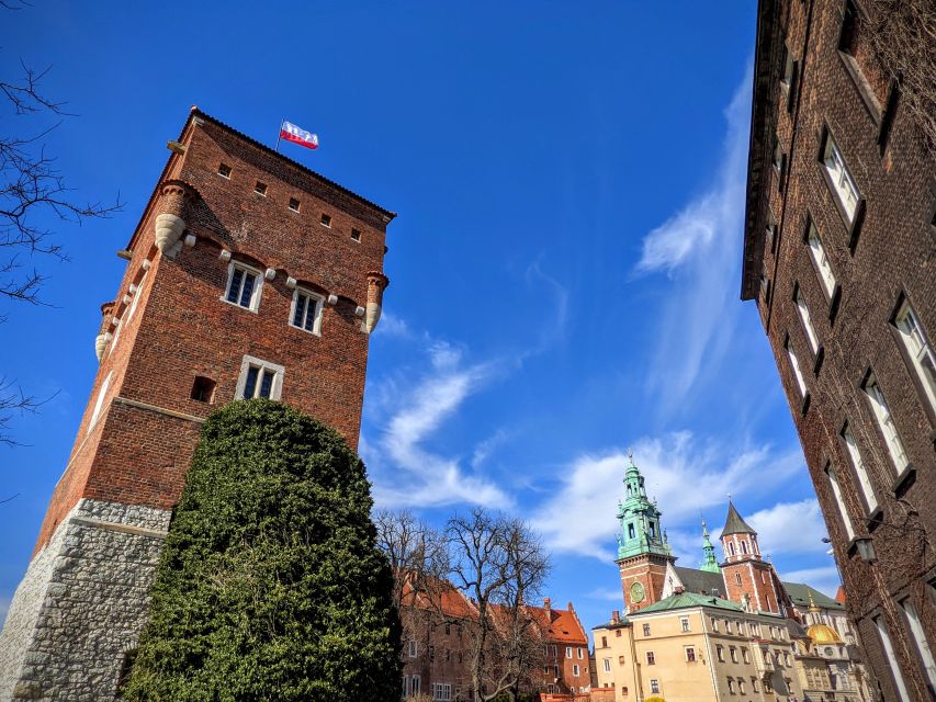 Kraków: Old Town & Wawel Castle Walking Tour in English - Main Market Square and Cloth Hall: the center of power and trade