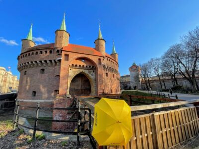 Kraków: Old Town & Wawel Castle Walking Tour in English - The Barbican, city walls, and the Royal Route rhythm