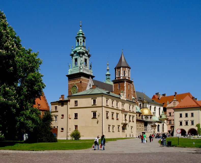 Krakow: Wawel Castle and Cathedral Guided Tour - Inside Wawel Castle museum rooms: art, display, and big cultural crossings