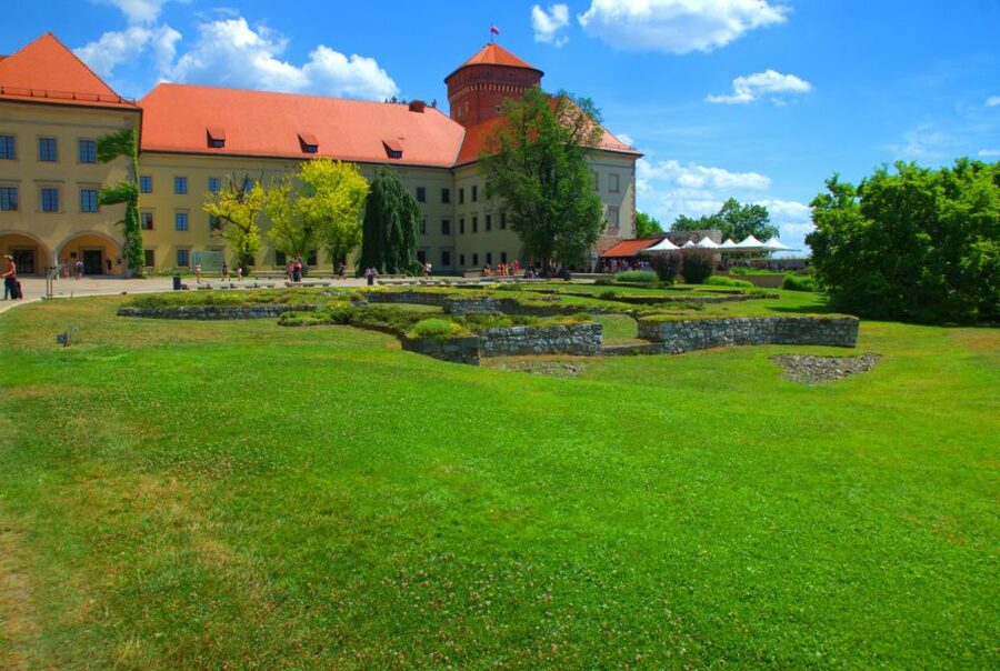 Krakow: Wawel Castle Guided Tour with Entry Tickets - Price and Value: Is $35 Worth It?