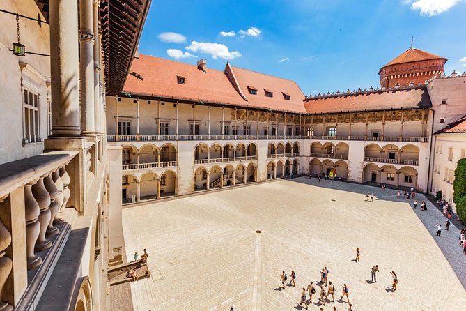Krakow: Wawel Castle Guided Tour with Skip-The-Line Entry - John Paul II Statue Stop: A Strong First Beat