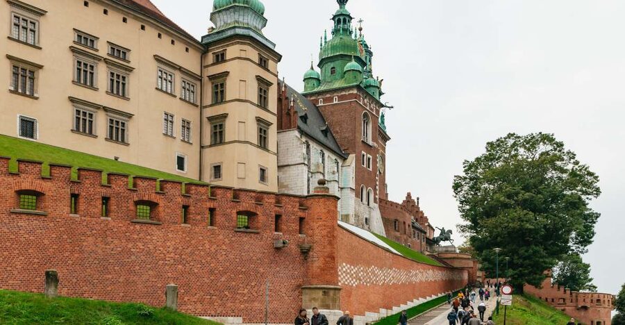 Krakow: Wawel Royal Hill with Optional Castle and Cathedral - Why Wawel Hill is the must-start stop in Krakow
